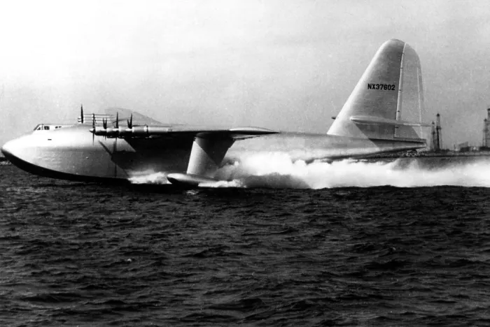 Framed Print : HOWARD HUGHES, flying his plane 'Spruce Goose' across Los Angeles Harbor 11 / 2 / 47. Courtesy: CSU Archives  /  Everett Collection