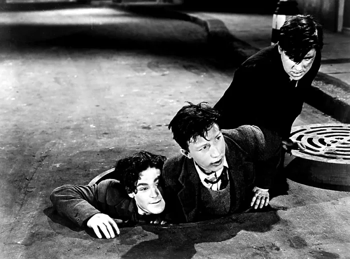 Framed Print : HUE AND CRY, Harry Fowler (center), 1947