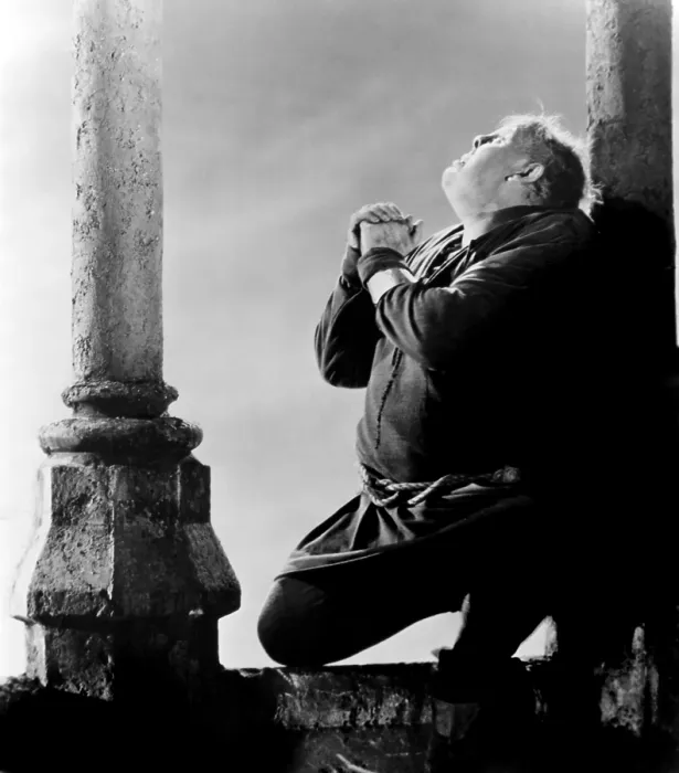 Framed Print : THE HUNCHBACK OF NOTRE DAME, Charles Laughton, 1939