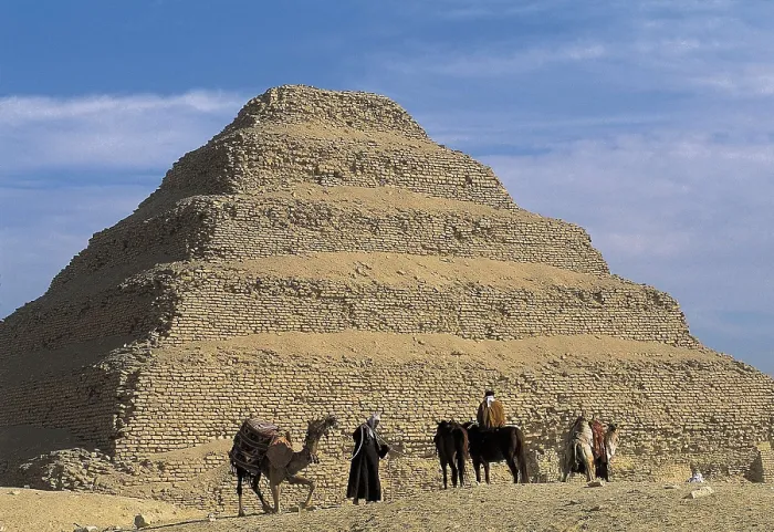 Framed Print : IMHOTEP (ca. 2667 BC-2648 BC). The step pyramid of Djoser. 2668 -2649 BC. EGYPT. CAIRO. Saqqara. Pyramid of Djoser. Egyptian art. Old Kingdom. Architecture