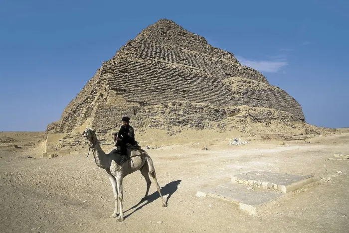Framed Print : IMHOTEP (ca. 2667 BC-2648 BC). The step pyramid of Djoser. 2668 -2649 BC. EGYPT. CAIRO. Saqqara. Pyramid of Djoser. Egyptian art. Old Kingdom. Architecture