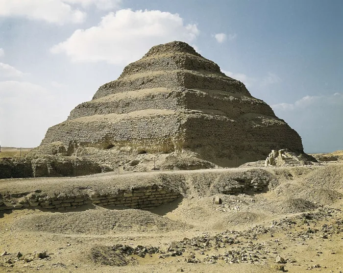 Framed Print : IMHOTEP (ca. 2667 BC-2648 BC). The step pyramid of Djoser. 2668 -2649 BC. EGYPT. CAIRO. Saqqara. Pyramid of Djoser. Egyptian art. Old Kingdom. Architecture