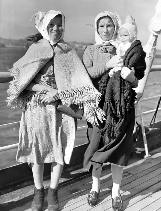 Framed Print : Immigrant women from Czechoslovakia, travelling by ship, with a small baby, 1939.. Courtesy: CSU Archives / Everett Collection Framed Print : Immigrant women from Czechoslovakia, travelling by ship, with a small baby, 1939.. Courtesy: CSU Archives / Everett Collection