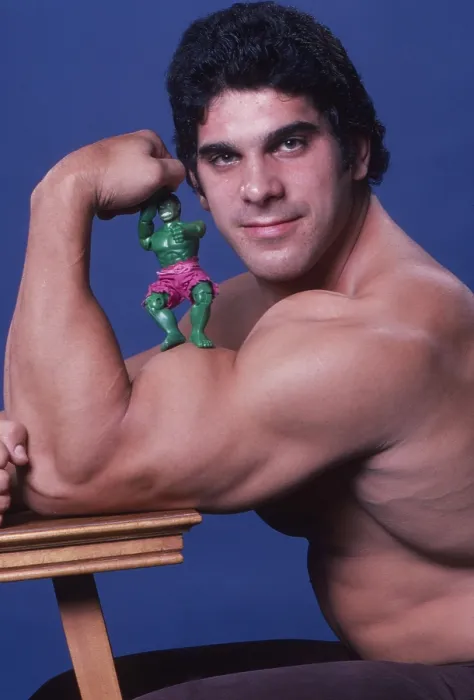 Framed Print : THE INCREDIBLE HULK, Lou Ferrigno, with a Hulk figurine, 1978-82 (1978 photo)