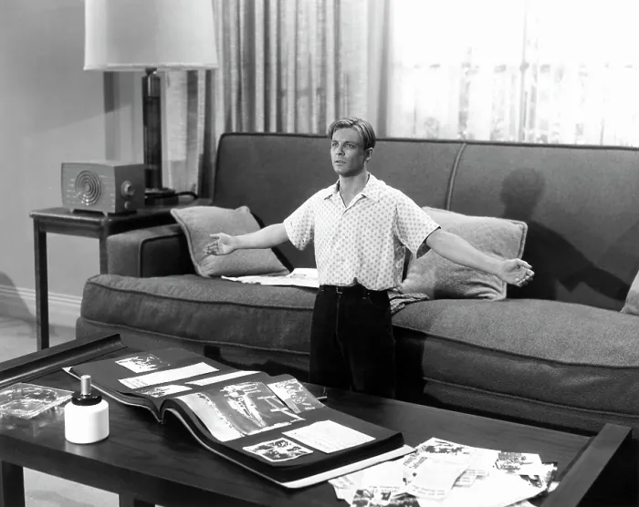 Framed Print : THE INCREDIBLE SHRINKING MAN, Grant Williams, 1957 Framed Print : THE INCREDIBLE SHRINKING MAN, Grant Williams, 1957