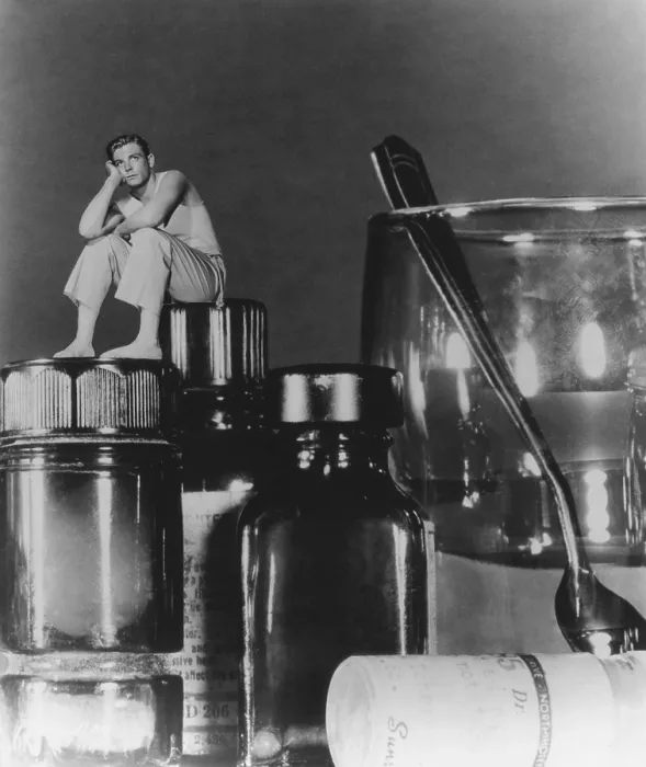 Framed Print : THE INCRIDIBLE SHRINKING MAN, Grant Williams, 1957