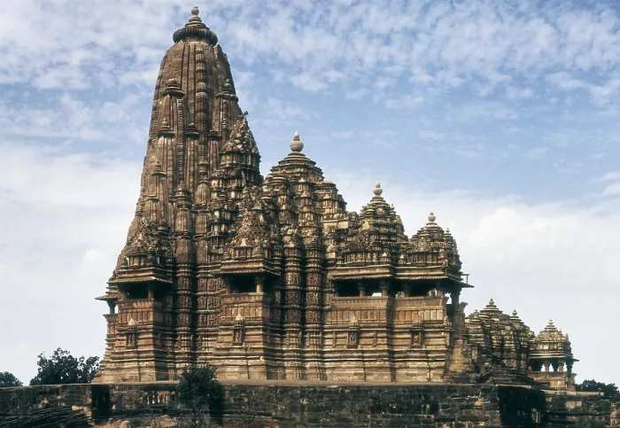 Framed Print : INDIA. Khajraho. Hindu temple Kandariya Mahadeva (Shiva Deity), ca 1050. - Cirani / Iberfoto / Everett Collection (247576)**US SALES ONLY**