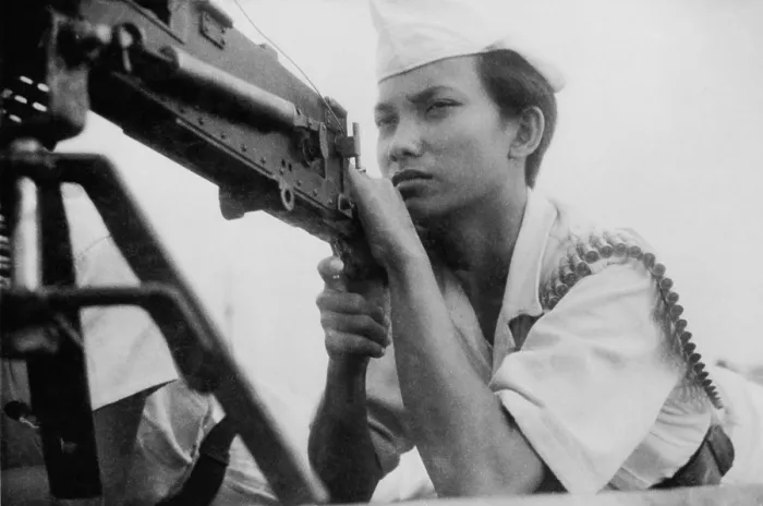 Framed Print : Indonesian female militia member manning a machine gun. 1946. - (BSLOC_2014_15_180)