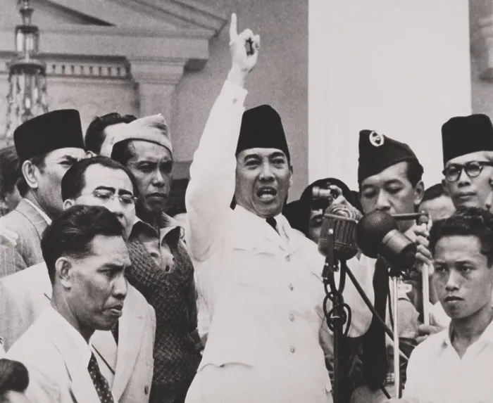 Framed Print : Indonesian President Sukarno, trying to calm thousands of angry demonstrators. Sept. 1950. The crowd demanded the dissolution of Parliament and general elections Framed Print : Indonesian President Sukarno, trying to calm thousands of angry demonstrators. Sept. 1950. The crowd demanded the dissolution of Parliament and general elections