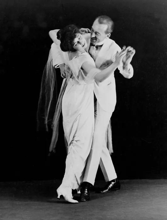 Framed Print : Irene and Vernon Castle, in dancing position, ca. 1916 Framed Print : Irene and Vernon Castle, in dancing position, ca. 1916