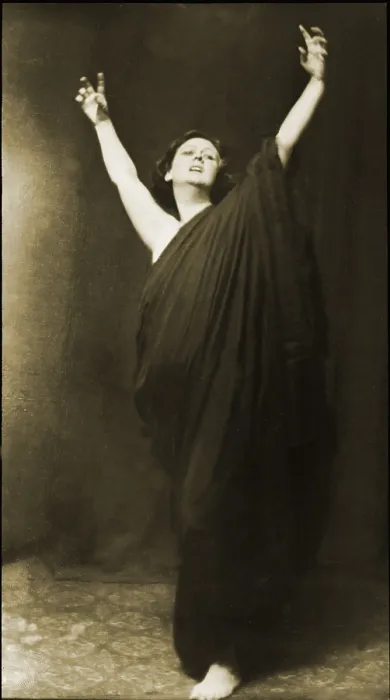 Framed Print : Isadora Duncan (1877-1927), pioneering modern dancer challenged the dominance of ballet. She developed a freer and more naturally expressive dance form. Ca