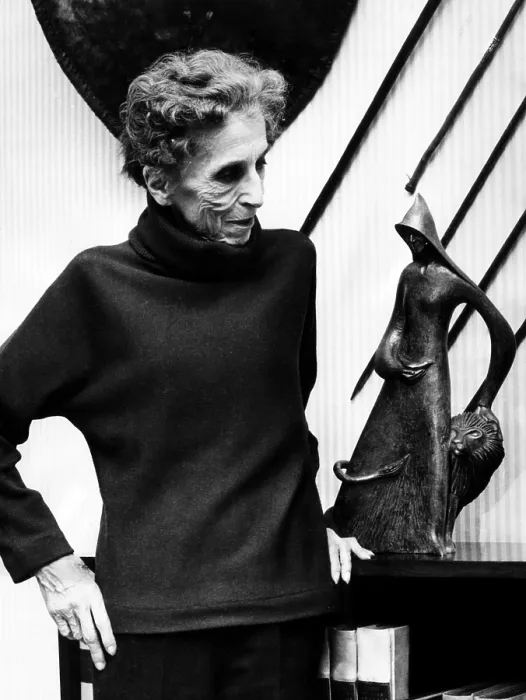 Framed Print : Isak Dinesen looks at a sculpture of herself made by Emile Norman, 1961. Courtesy: CSU Archives / Everett Collection Framed Print : Isak Dinesen looks at a sculpture of herself made by Emile Norman, 1961. Courtesy: CSU Archives / Everett Collection