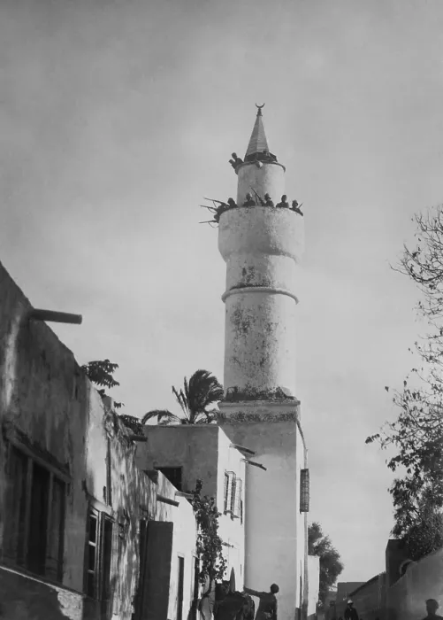 Framed Print : Italian soldiers on a minaret balcony of a mosque in Tripoli, Libya. Fighting took place mostly in coastal regions until the Treaty of Ouchy, Oct. 1912