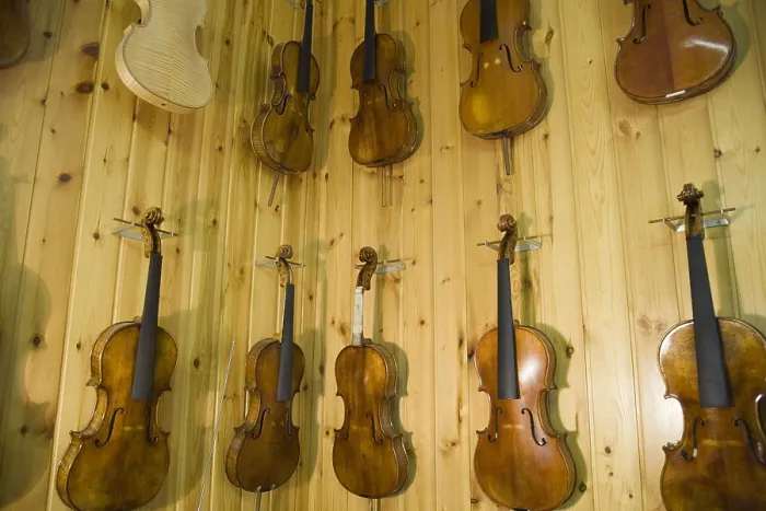 Framed Print : ITALY. Cremona. Luthier's workshop. String instruments: selling of violins. AISA / Everett Collection**US SALES ONLY**