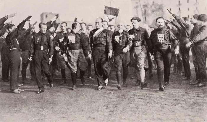 Framed Print : Italy. March on Rome. Arrival of the fascist suite to Naples (24th October 1922) Framed Print : Italy. March on Rome. Arrival of the fascist suite to Naples (24th October 1922)