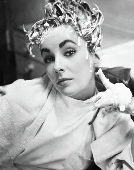 Framed Print : IVANHOE, Elizabeth Taylor having a shampoo in makeup on set, 1952