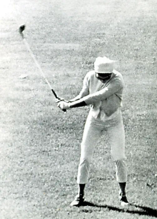 Framed Print : JACQUELINE KENNEDY, playing golf in Newport, RI, 9 / 30 / 61.. Courtesy: CSU Archives  /  Everett Collection