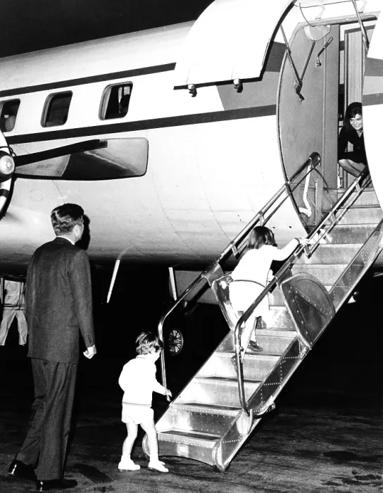 Framed Print : Jacqueline Kennedy is welcomed home by her family after her two week Mediterranean and Moroccan vacation as a guest on Aristotle Onassis's yacht. Oct. 17, 1963