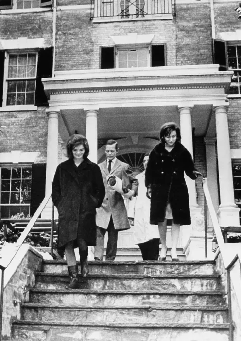 Framed Print : Jacqueline Onassis, with interior decorater William Baldwin and her sister Lee Radziwill, Washington D.C. December 18, 1963.. Courtesy: CSU Archives / Everett Collection Framed Print : Jacqueline Onassis, with interior decorater William Baldwin and her sister Lee Radziwill, Washington D.C. December 18, 1963.. Courtesy: CSU Archives / Everett Collection