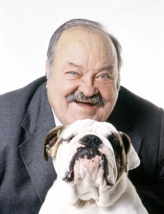 Framed Print : JAKE AND THE FATMAN, (from left): William Conrad, Max the bulldog, 1987-92