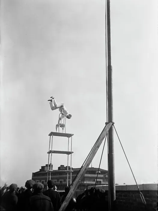 Framed Print : Jammie Reynolds, balancing on the on chairs on the edge of a rooftop in Washington, DC ca. 1921