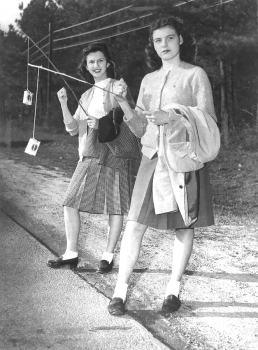Framed Print : Jane Piazza and Jackie B Canepa hitchhike by waving whole packages of rare cigarettes at passing cars, Newsport News, VA, 3 / 20 / 1945. Courtesy: CSU Archives  /  Everett Collection