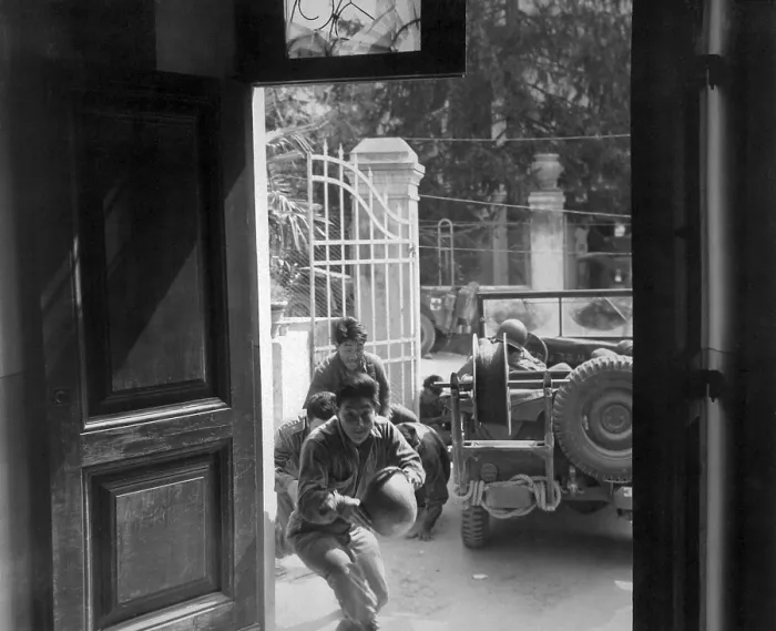 Framed Print : Japanese-American soldiers run for cover in Italy. Infantrymen of the 442nd Regiment, seek shelter from German shelling. April 4, 1945. World War 2. (BSLOC_2014_10_48)