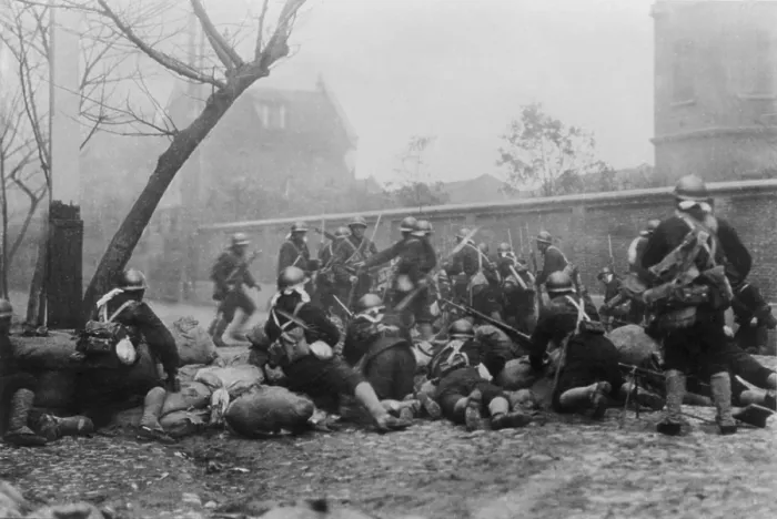 Framed Print : Japanese marines on north of Soochow Creek, Shanghai, China. Overwhelmed by superior armaments, Chinese losses were twice those of Japanese forces