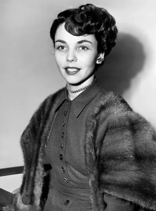 Framed Print : Jennifer Jones, arriving in New York on the Queen Mary, February 17, 1948 Framed Print : Jennifer Jones, arriving in New York on the Queen Mary, February 17, 1948