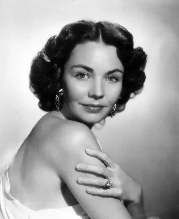 Framed Print : Jennifer Jones, portrait' Framed Print : Jennifer Jones, portrait'