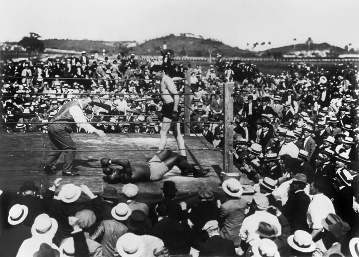 Framed Print : Jess Willard standing over a knocked out boxer Jack Johnson, as the referee counts to 10 Framed Print : Jess Willard standing over a knocked out boxer Jack Johnson, as the referee counts to 10