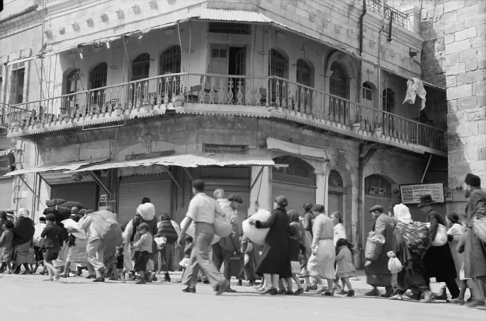 Framed Print : Jewish families evacuating Jerusalems Old City during the 1936 Arab Revolt. Photo taken near Jaffa Gate (BSLOC_2017_1_201)