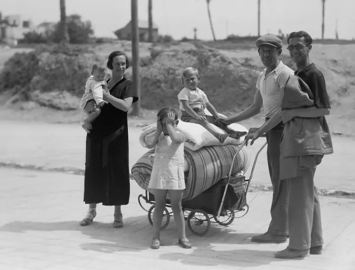 Framed Print : Jewish family evacuating the danger zone in Jaffa during the summer of 1936. Thousands of refugees permanently moved to Tel Aviv during the Arab Revolt (BSLOC_2017_1_200)
