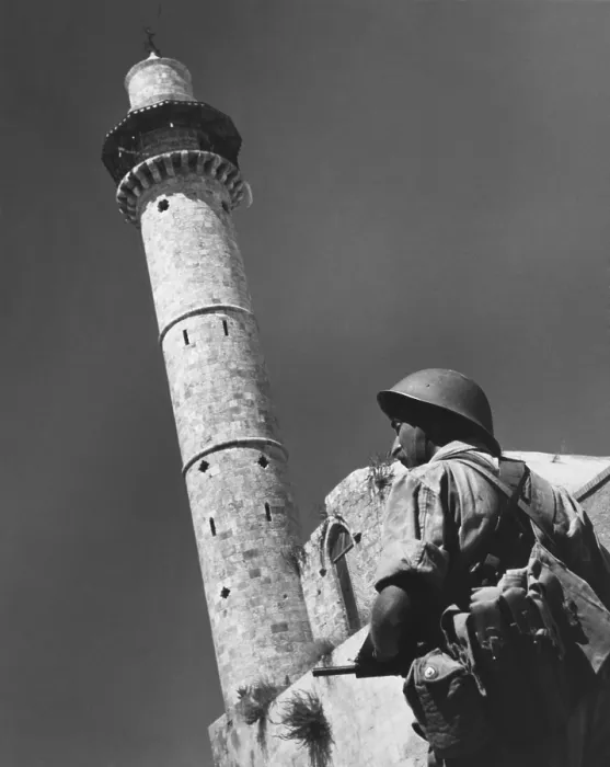 Framed Print : Jewish soldier stands guard a mosque in the Palestinian town of Ramlah, Israel Framed Print : Jewish soldier stands guard a mosque in the Palestinian town of Ramlah, Israel