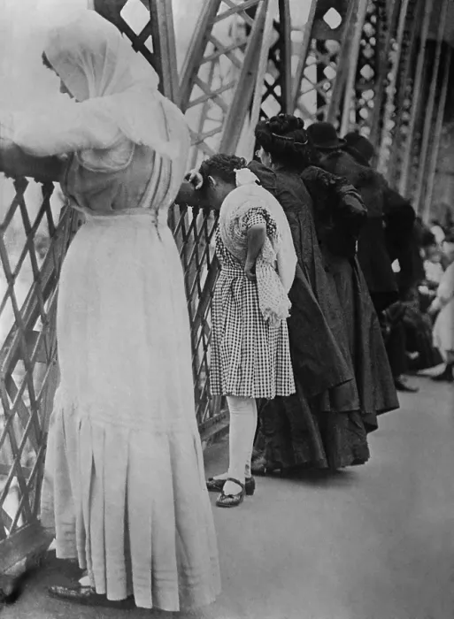 Framed Print : Jews in New York praying on the Williamsburg Bridge in 1909 on Rosh Hashanah