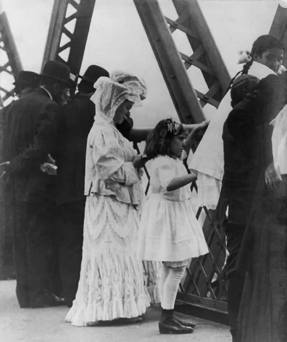 Framed Print : Jews praying on the Williamsburg Bridge on Yom Kippur, the Jewish New Year. Ca. 1909