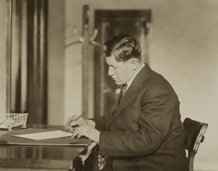 Framed Print : Jim Thorpe, Gold Medalist of the 1912 Olympics, signing a sheet of paper in early 1913