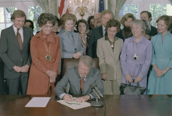 Framed Print : Jimmy Carter signs a House of Representatives Resolution to extend the deadline for state ratification of the for Equal Rights Amendment from 1979 to 1982 Framed Print : Jimmy Carter signs a House of Representatives Resolution to extend the deadline for state ratification of the for Equal Rights Amendment from 1979 to 1982