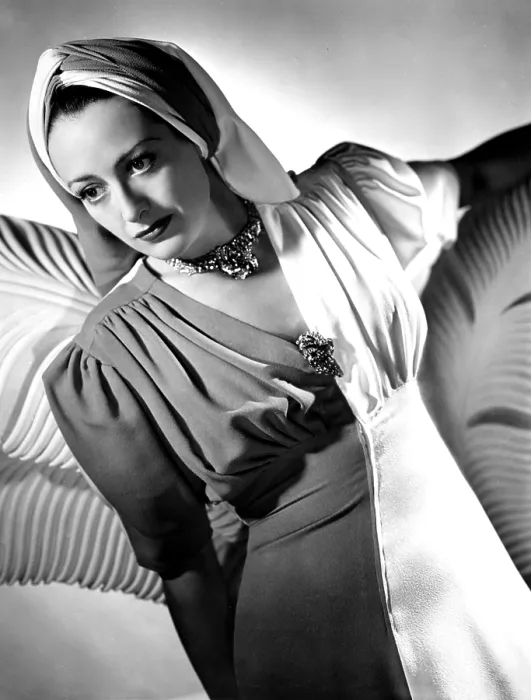 Framed Print : Joan Crawford, portrait ca. 1940 Framed Print : Joan Crawford, portrait ca. 1940