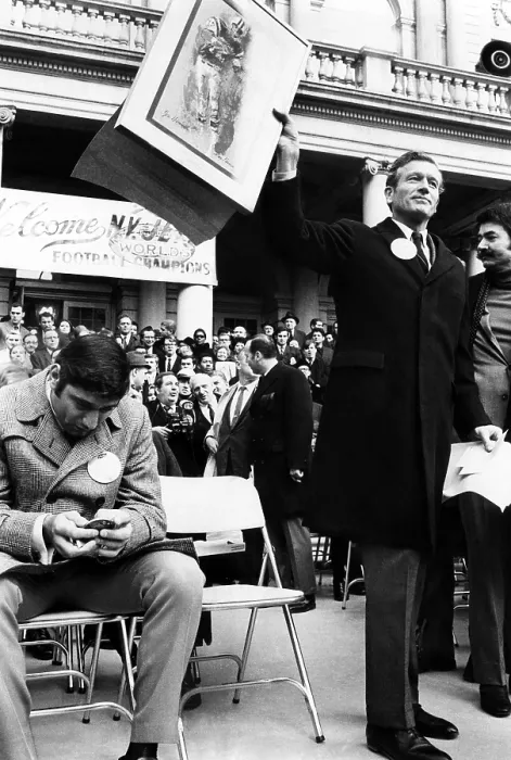 Framed Print : Joe Namath, examines a bronze medallion presented to him by New York City Mayor John Lindsay. Mayor Lindsay holds a picture of Namath in action