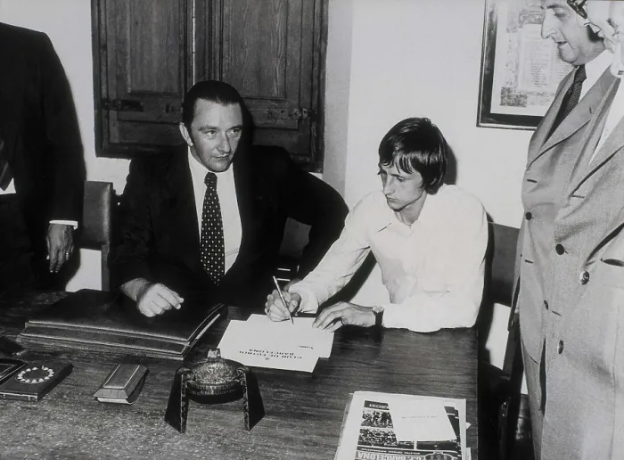 Framed Print : Johan Cruyff signing his contract with Barcelona FC next to the President of the club Agust Montal (1973). AISA / Everett Collection**US SALES ONLY**