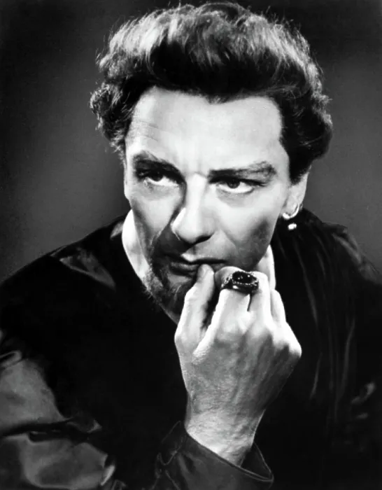 Framed Print : John Gielgud as HAMLET around 1936 Framed Print : John Gielgud as HAMLET around 1936
