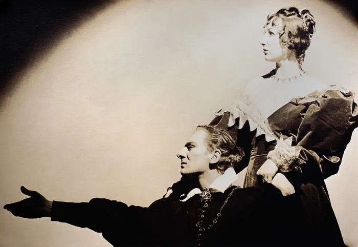 Framed Print : John Gielgud as Hamlet and Judith Anderson as Gertrude in Shakespeares classic. The production opened at New Yorks Empire Theater in Oct. 1936 (BSLOC_2018_3_21)