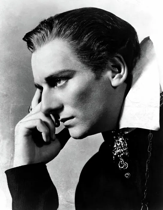 Framed Print : John Giulgud as HAMLET, around 1936 Framed Print : John Giulgud as HAMLET, around 1936