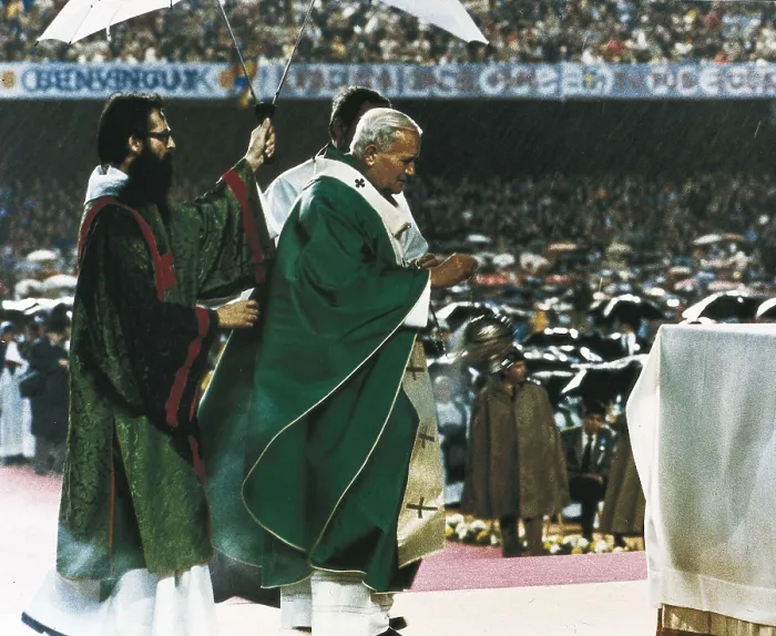 Framed Print : JOHN PAUL II (1920). Solemn mass of John Paul II at the F.C. Barcelona's Camp Nou (stadium) before 120.000 people (7th November 1982). AISA / Everett Collection**US SALES ONLY**