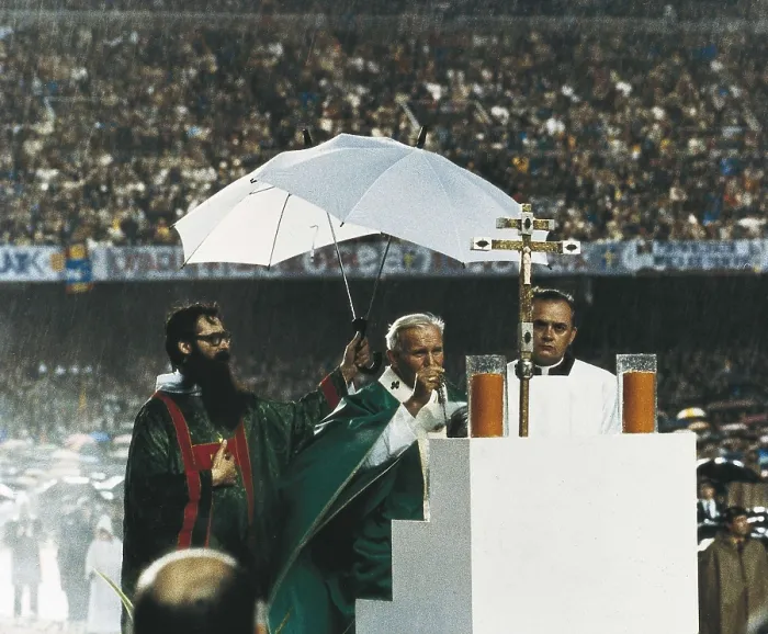 Framed Print : JOHN PAUL II (1920). Solemn mass of John Paul II at the F.C. Barcelona's Camp Nou (stadium) before 120.000 people (7th November 1982). AISA / Everett Collection**US SALES ONLY** Framed Print : JOHN PAUL II (1920). Solemn mass of John Paul II at the F.C. Barcelona's Camp Nou (stadium) before 120.000 people (7th November 1982). AISA / Everett Collection**US SALES ONLY**