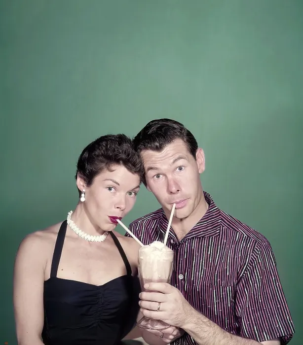 Framed Print : Johnny Carson (right), host of THE JOHNNY CARSON SHOW, and his wife Jody Carson (aka Joan Carson), 1955