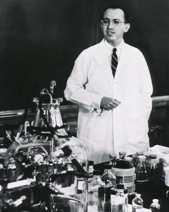 Framed Print : Jonas E. Salk (1914-1995), American developer of the first polio vaccine, standing behind table, lecturing. Ca. 1955 Framed Print : Jonas E. Salk (1914-1995), American developer of the first polio vaccine, standing behind table, lecturing. Ca. 1955