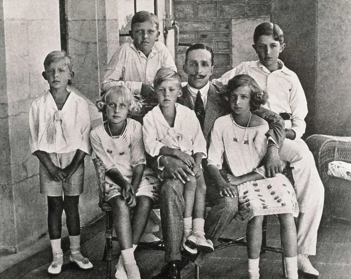 Framed Print : JUAN DE BORBON Y DE BATTENBERG (1913-1993); BORBON Y BATTENBERG, Alfonso de (1907-1938); ALFONSO XIII (1886-1941). The king with his six sons