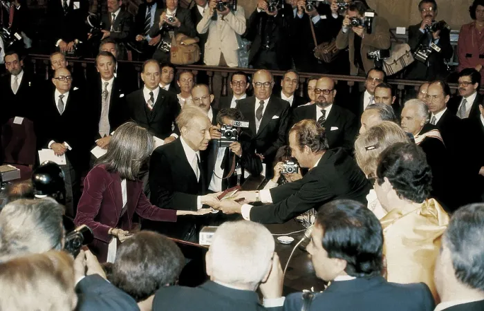 Framed Print : JUAN CARLOS I of Spain (1938); BORGES, Jorge Luis (1899-1986). Juan Carlos I gives the Cervantes Prize to Jorge Luis Borges. University of Alcal de Henares (23rd April 1980)